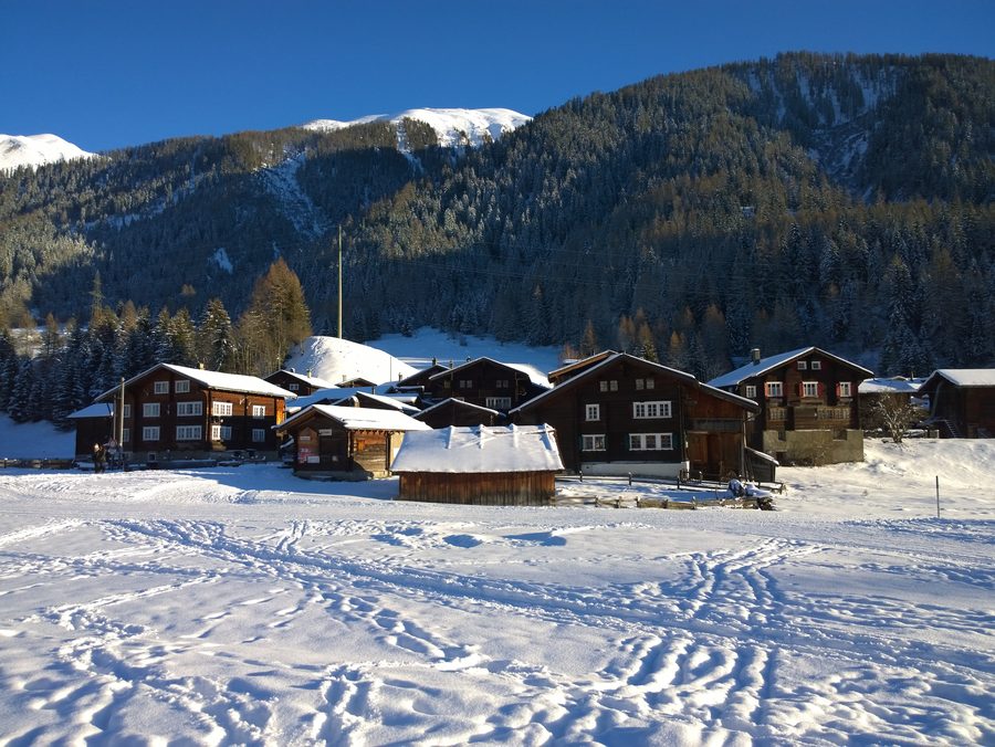 Blitzingen im Winter mit traditioneller Dorfarchitektur im Goms