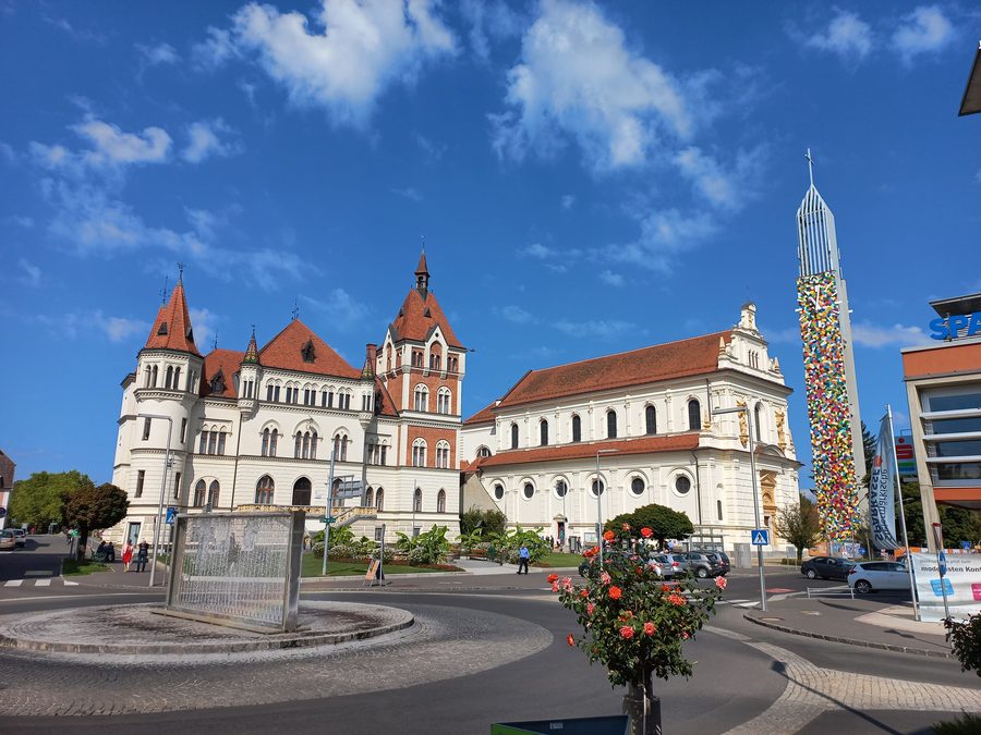 Rathaus Villa Hold und Stadtpfarrkirche St. Leonhard in Feldbach in der Steiermark
