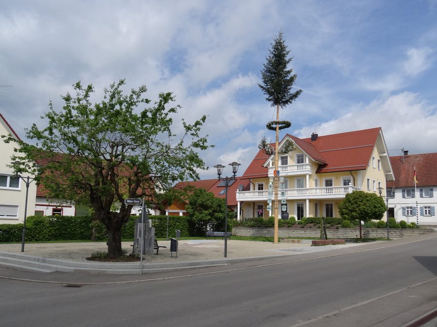 Dorfplatz in Harthausen im Mai 2015
