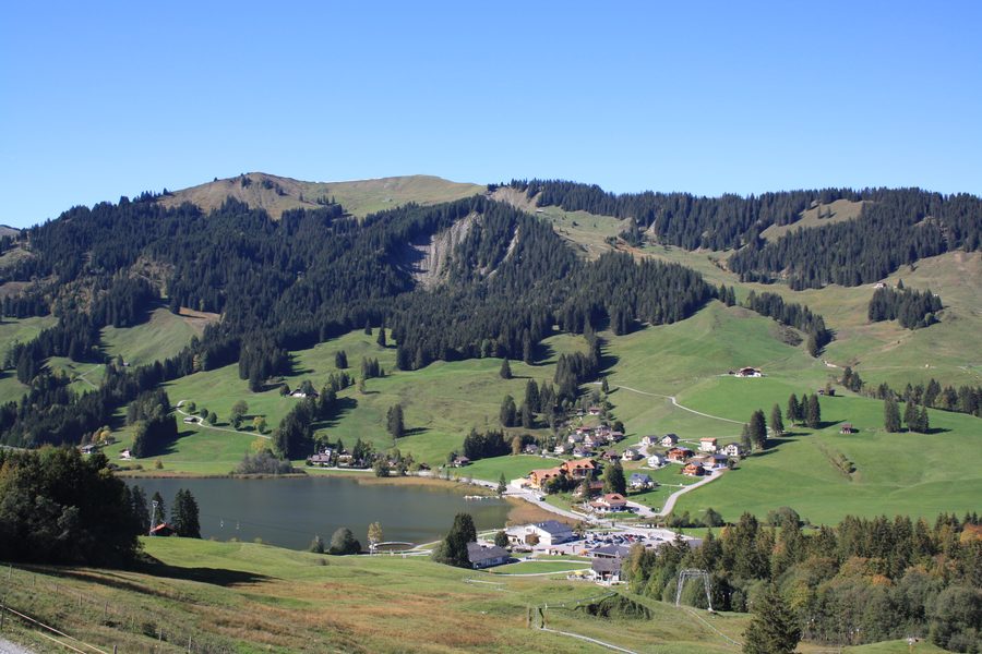 Blick auf den Weiler Schwarzsee, den Schwarzsee und den Schwyberg