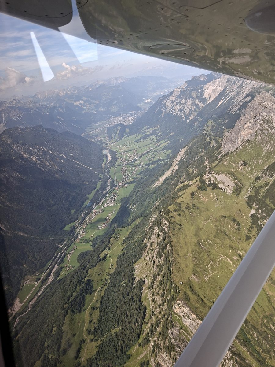 Blick aus der Luft auf das Klostertal bei Braz mit dem Roggelskopf im Hintergrund