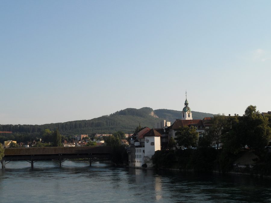 Historische Altstadt von Olten mit gedeckter Holzbrücke über die Aare und Stadtturm