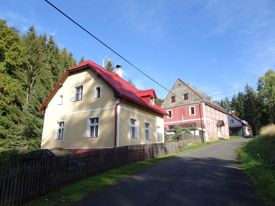 Hauptstraße in Suchá, einer Ortslage von Jáchymov