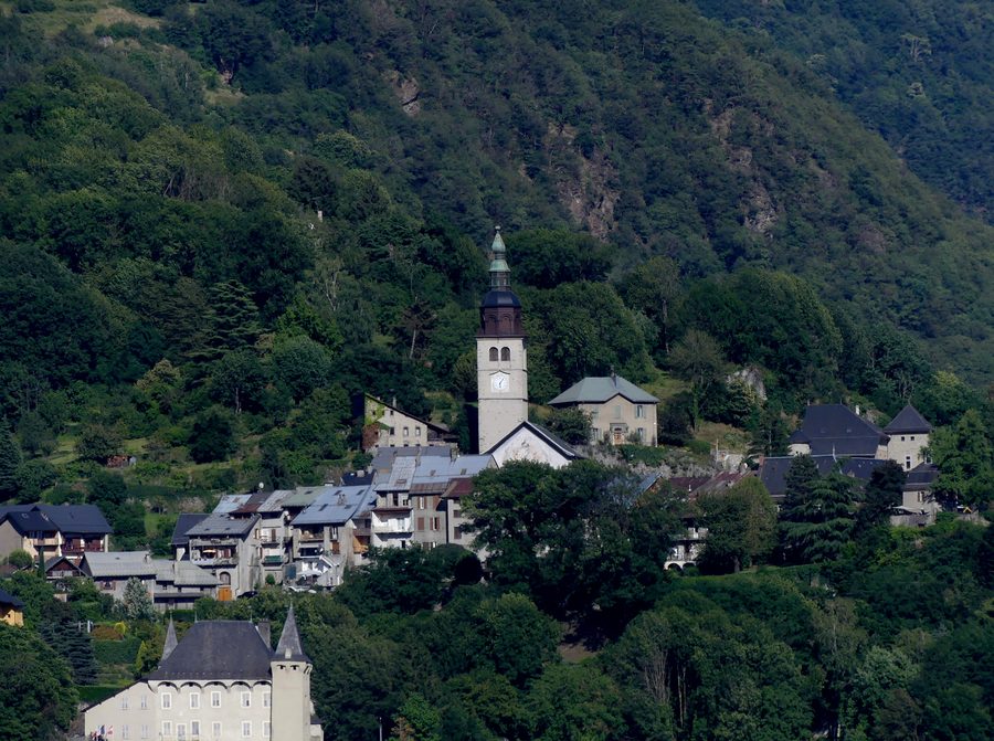 Blick auf die mittelalterliche Cité de Conflans oberhalb von Albertville