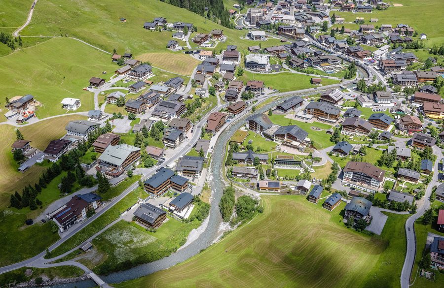 Luftaufnahme von Lech am Arlberg mit Lech, Omesberg und dem Ortsteil Tannberg
