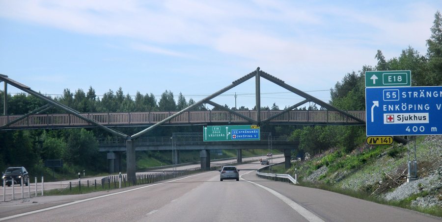 File:Gångbro över E18 vid Enköping 0323.jpg