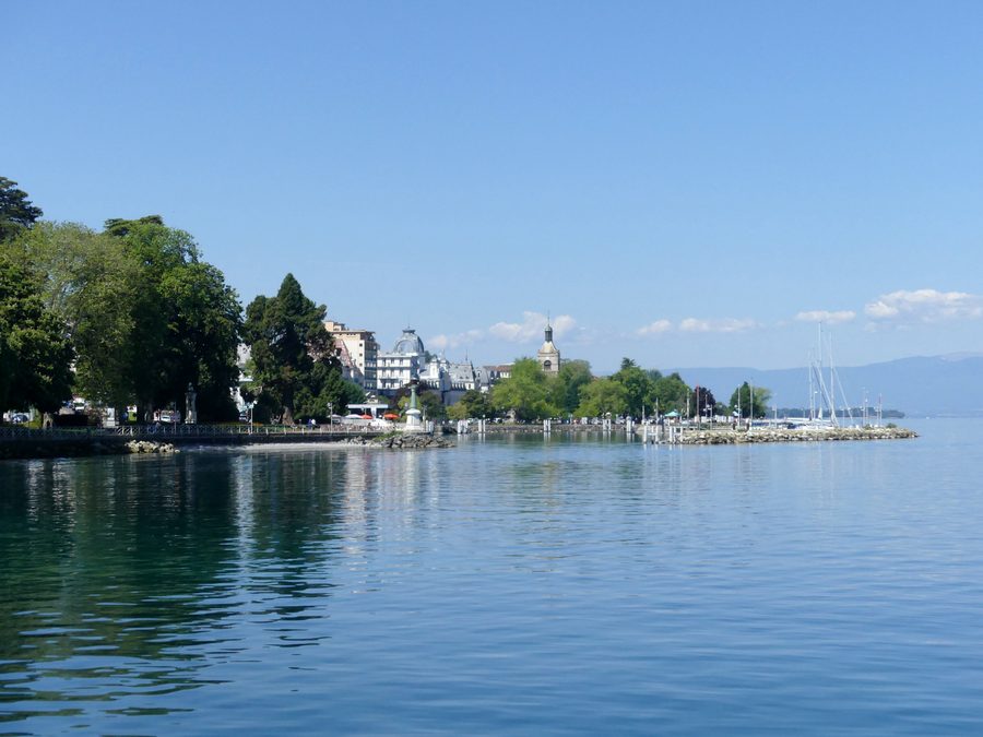 Blick auf das Genferseeufer bei Évian-les-Bains in Haute-Savoie