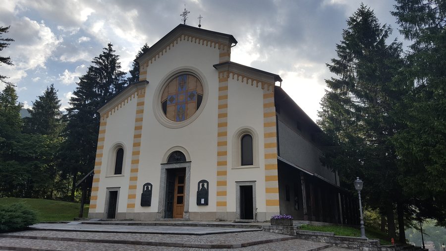 File:Esino Lario - chiesa di San Vittore - facciata - 06.jpg
