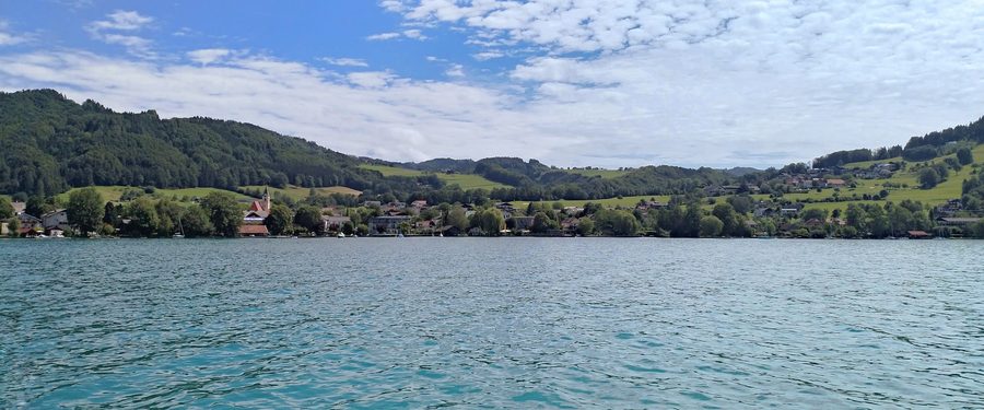Weyregg am Attersee vom Attersee aus gesehen, mit Bergen im Hintergrund