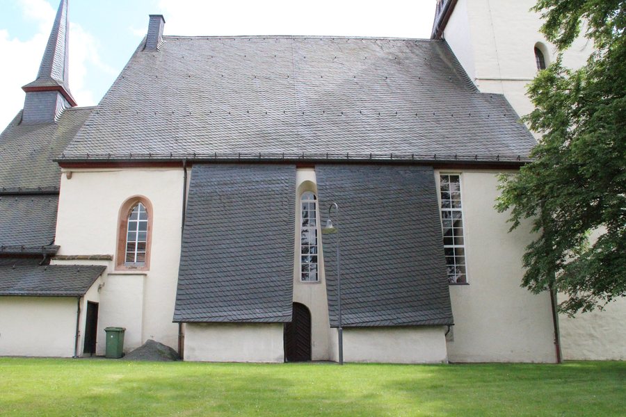 File:Breidenbach Ev. Kirche Nordseite.jpg