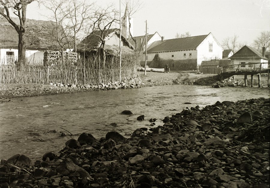 Kemence stream with the Roman Catholic Church of the Nativity of Mary in the background