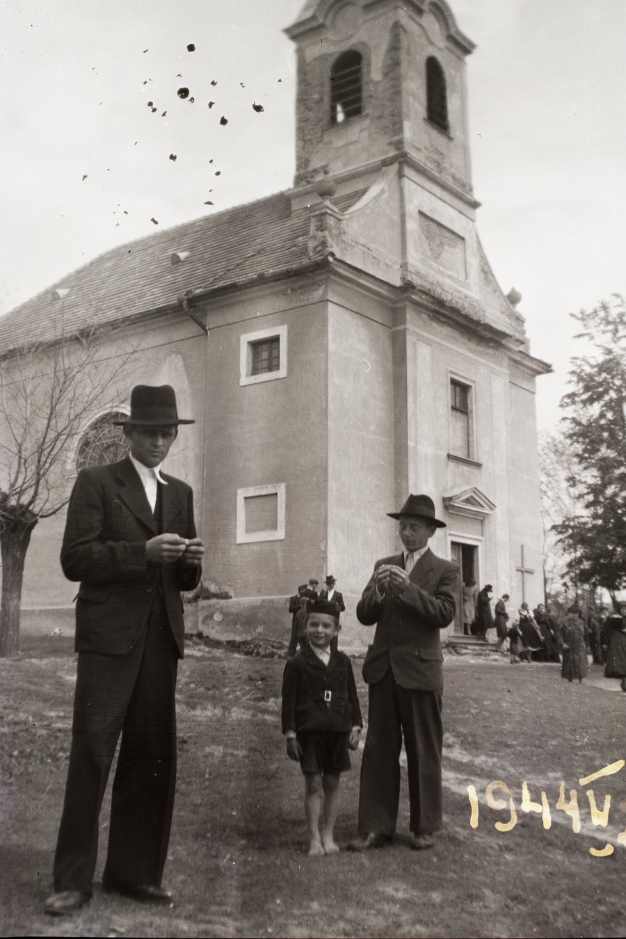 File:Dági emebrek a Szent Katalin-templom közelében. Fortepan 14971.jpg