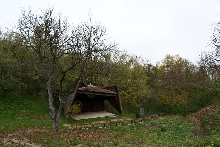 File:Fertőboz, Juliánusz-völgy 2020 01.jpg