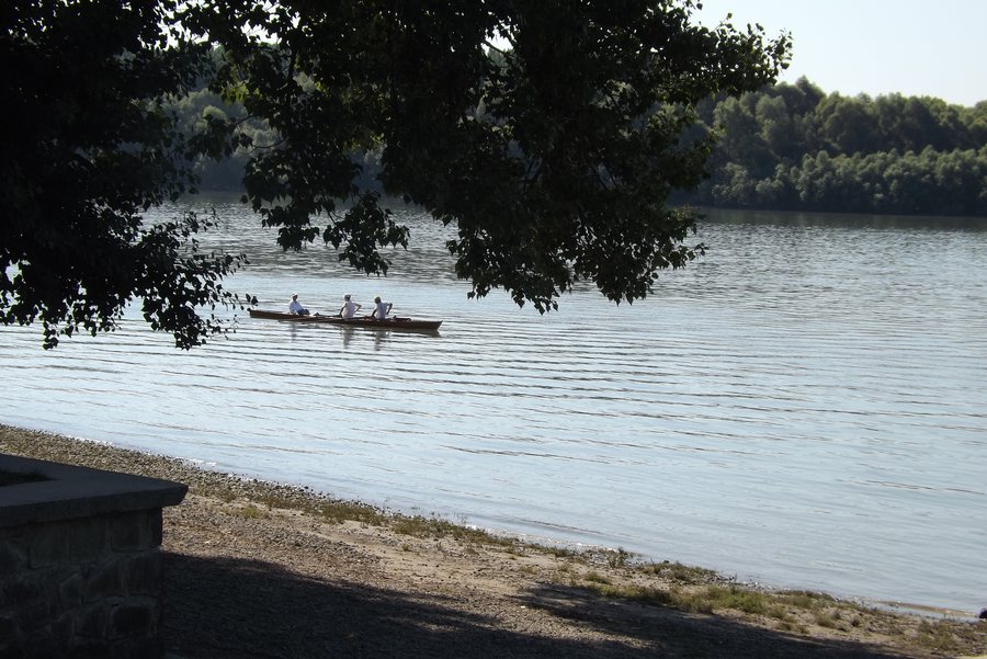 File:Kismaros, Dunapart.jpg
