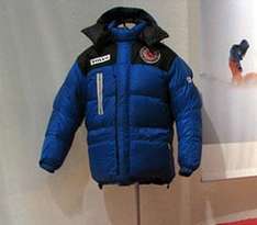 Wintersportlerin mit Ski und Jacke