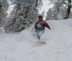 Snowboarder fährt im Tiefschnee in Axamer Lizum