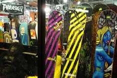 Snowboarder auf verschneiter Piste