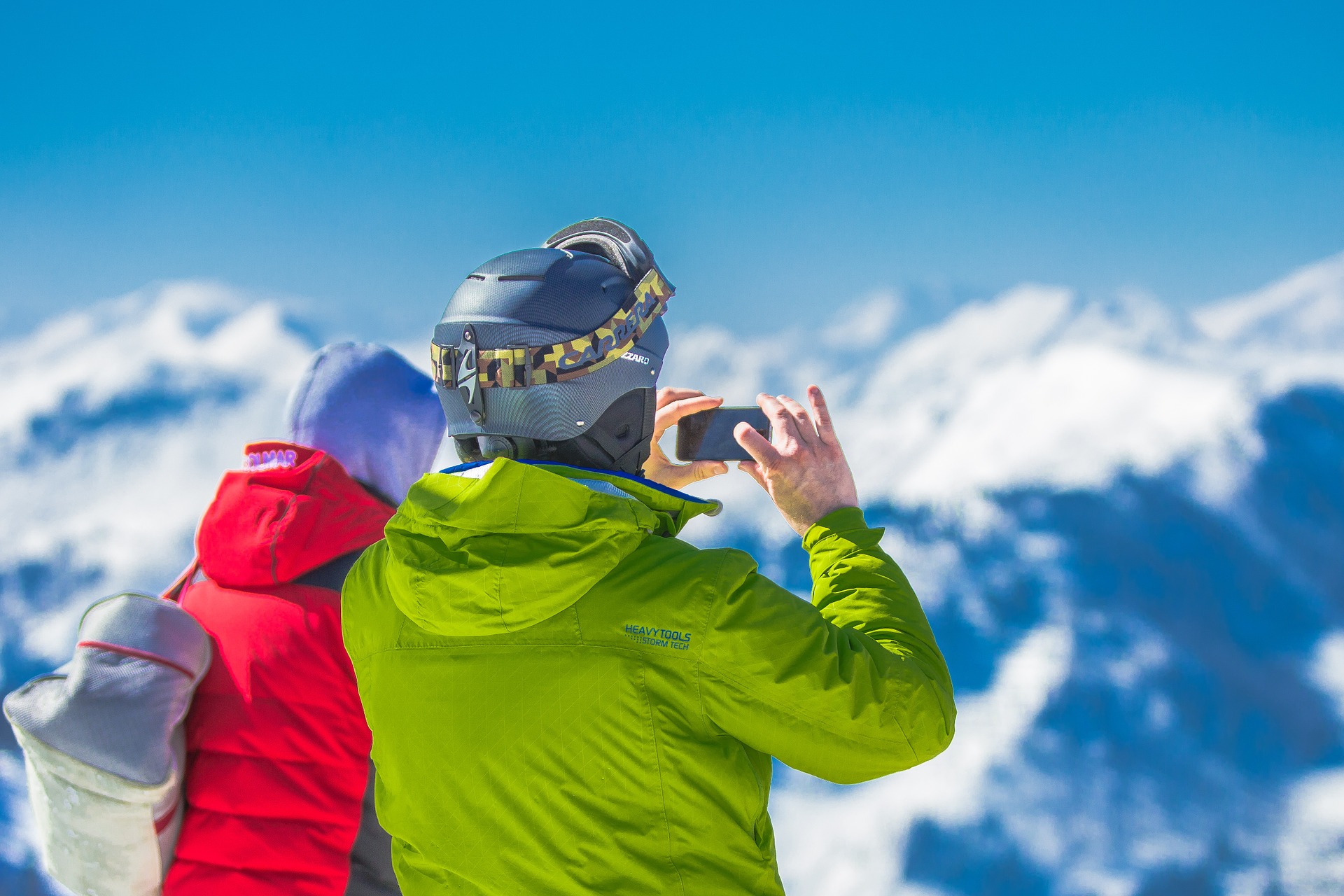 Snowboarder mit schwarzem Helm im Schnee